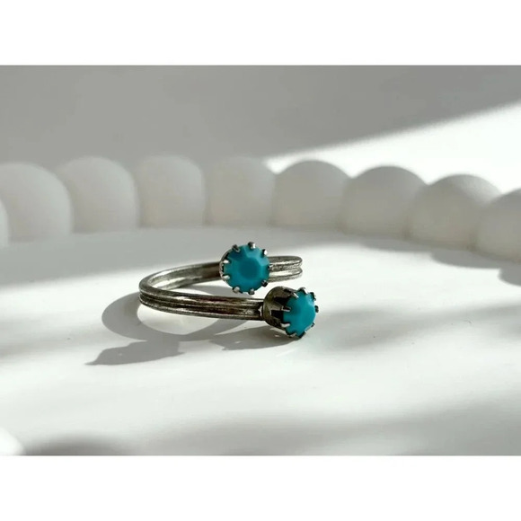 Vintage Southwest Style Silver Tone Faux Turquoise Crossover Ring - sz 8 - Picture 8 of 9